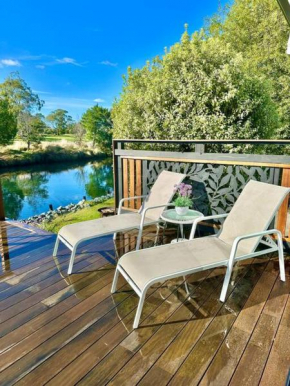 Black Swan Cottage - Unique riverfront living